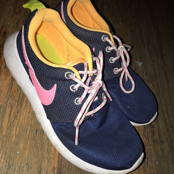 Nike Tennis Shoes - Picture 1 of 1